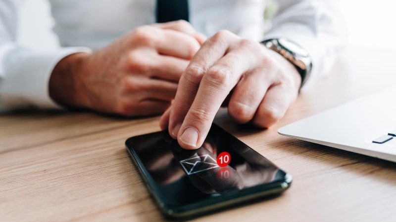 Attenti al finto SMS: ecco come hanno svuotato interi conti in banca con un clic!
